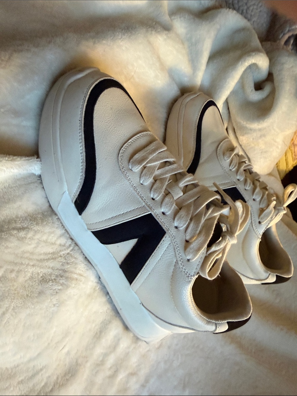 Women’s White and Black Casual Retro Look Sneakers - Picture 3 of 6